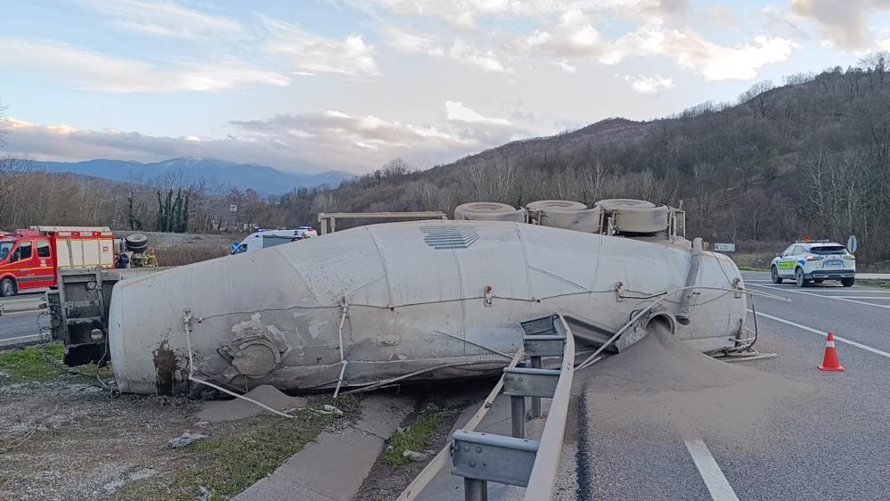 Bursa’da beton tankeri devrildi: 1 ölü