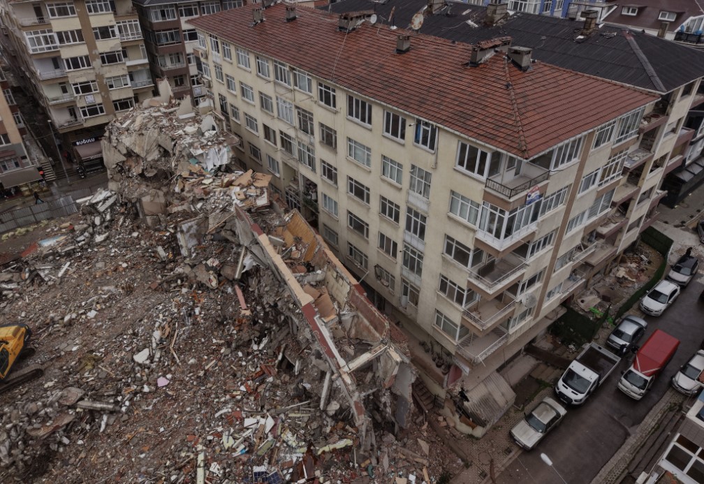 Küçükçekmece’de faciadan dönülen yıkım kamerada: Kentsel dönüşüm kapsamında yıkımı yapılan bina yan taraftaki binanın üzerine devrildi