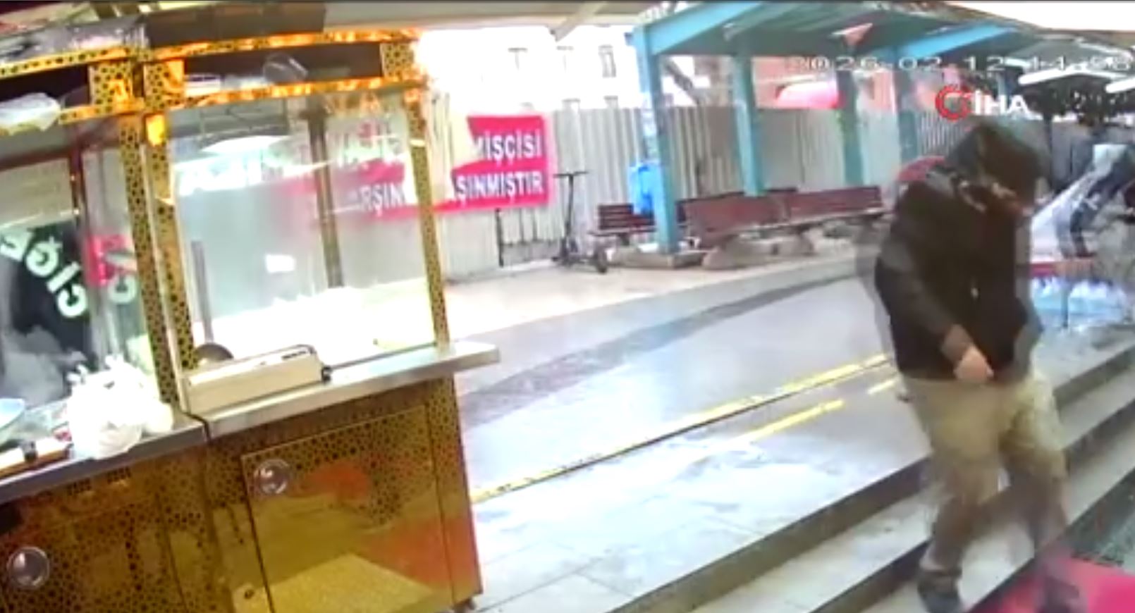 Küçükçekmece’de faciadan dönülen yıkım kamerada: Kentsel dönüşüm kapsamında yıkımı yapılan bina yan taraftaki binanın üzerine devrildi