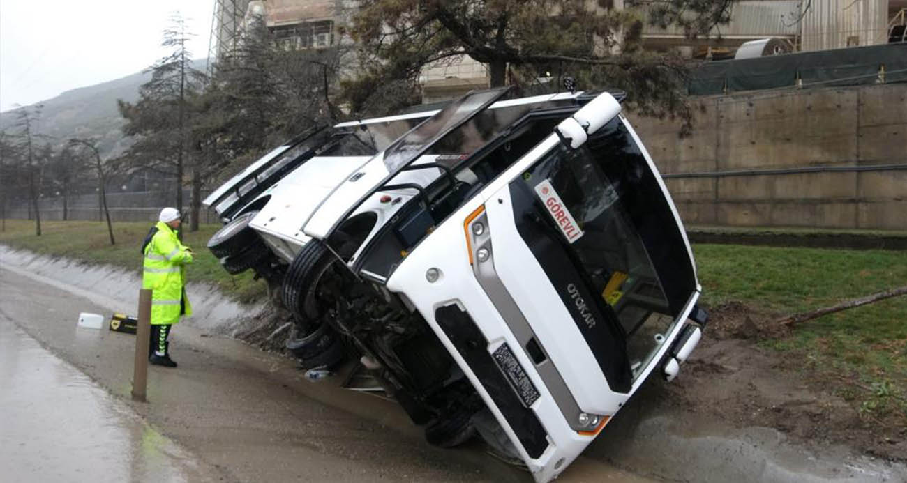 Isparta’da askeri nakil minibüsü devrildi: 11 yaralı