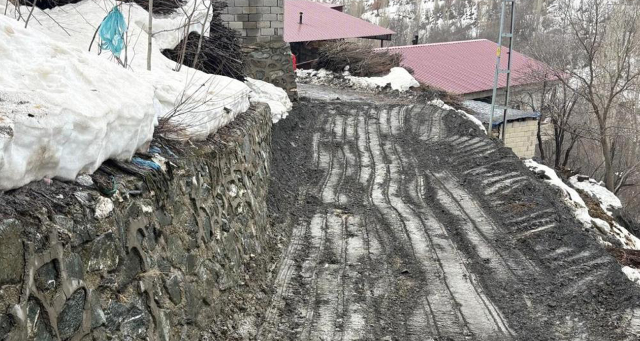 Siirt’te sağanak yağış kayaları yola devirdi, ekipler yolu ulaşıma açtı