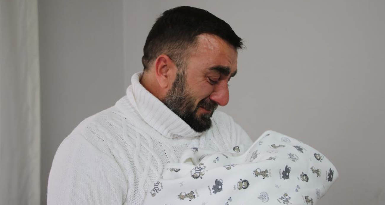 Buluştuğu kişiler tarafından ailesinin gözü önünde tekme tokat darp edildi, tehditler sürünce ailesiyle İstanbul’u terk etti