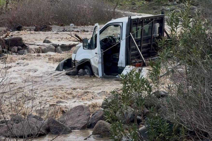 İzmir’de derede mahsur kalan 3 kişi kurtarıldı