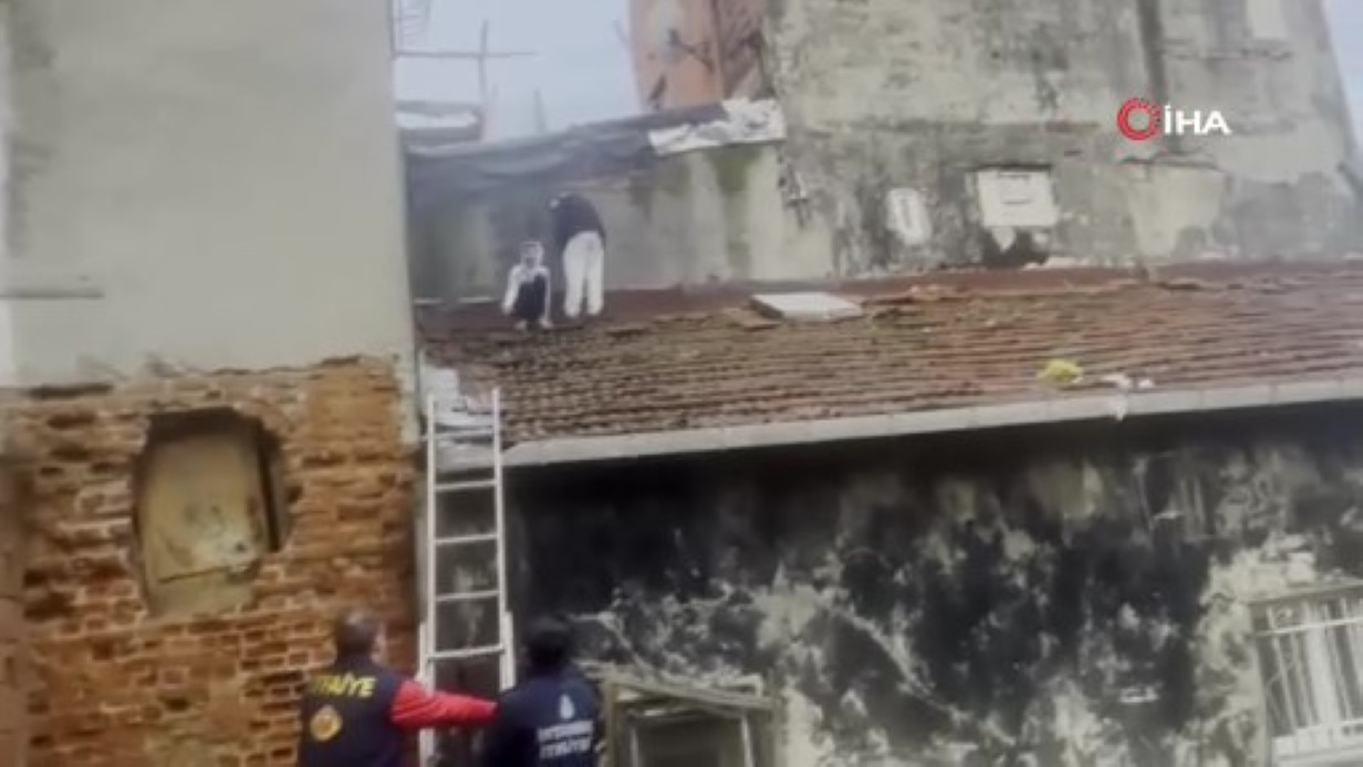 Kediyi kurtarmak için çıktıkları çatıda mahsur kalan çocukların imdadına itfaiye yetişti