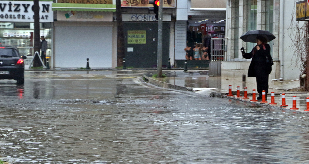 Sarı kod ile uyarılan ve 7 ilçesinde eğitime 1 gün ara verilen Antalya’da sabah saatlerinde etkili olan sağanak nedeniyle, rögarlar taştı yollar adeta göle döndü, bazı araçlar yollarda mahsur kaldı. Dev dalgaların oluştuğu dünyaca ünlü Konyaaltı Sahili’nde ise kıyıya telef olmuş dana vurdu.