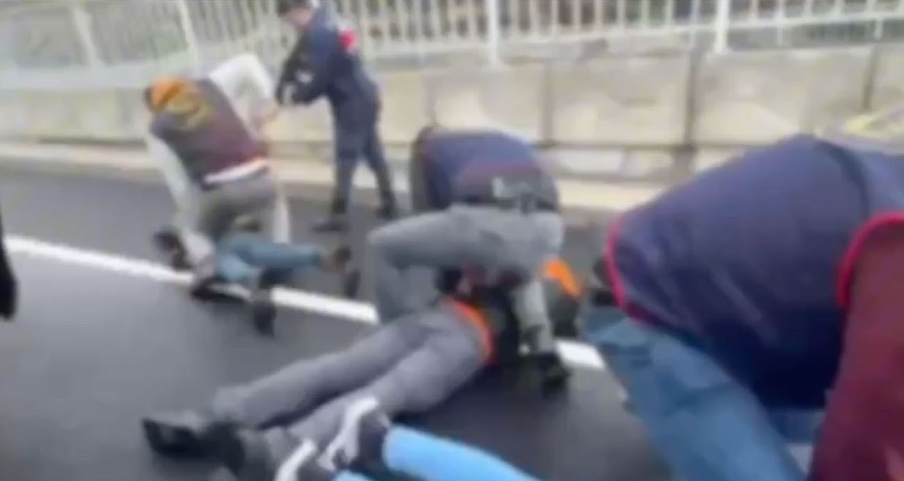 Silahla tehdit edilerek evine girilen kadının ellerini bağlayıp yüz tanıma sistemiyle hesabından 18 bin euro çektiler