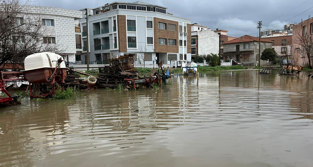 İzmir’de dere taştı, vatandaşlar çaresiz kaldı