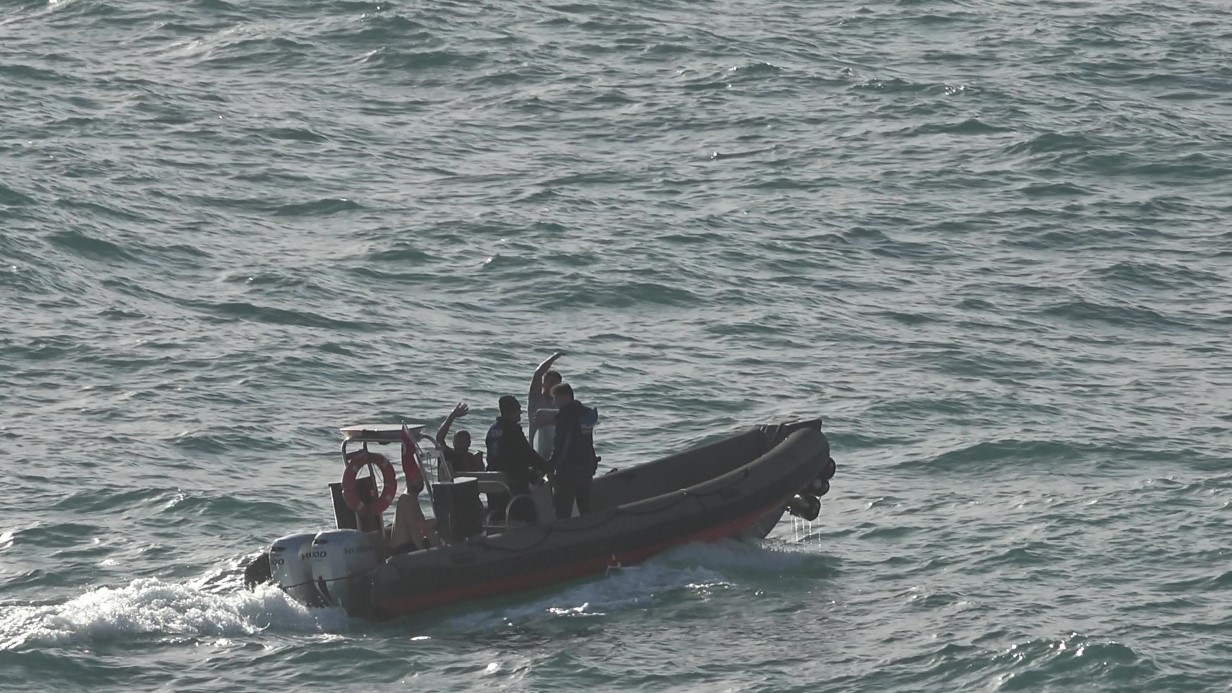 Dalgalarla boğuşan 2 kişiyi deniz polisi kurtardı