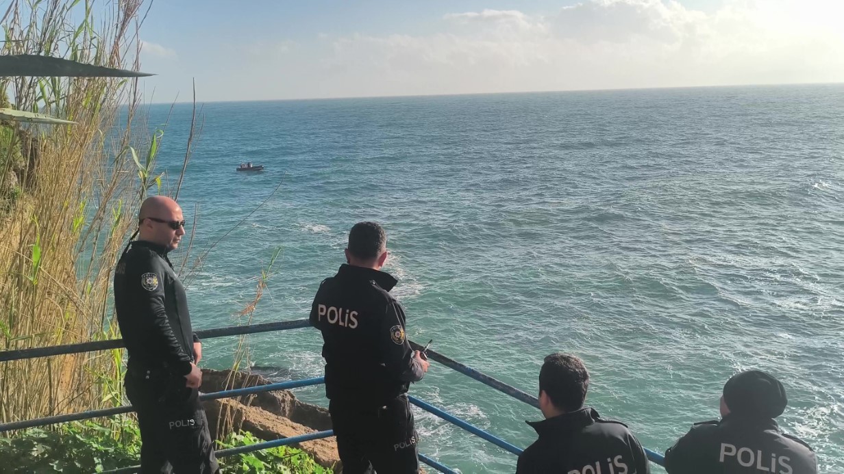 Dalgalarla boğuşan 2 kişiyi deniz polisi kurtardı