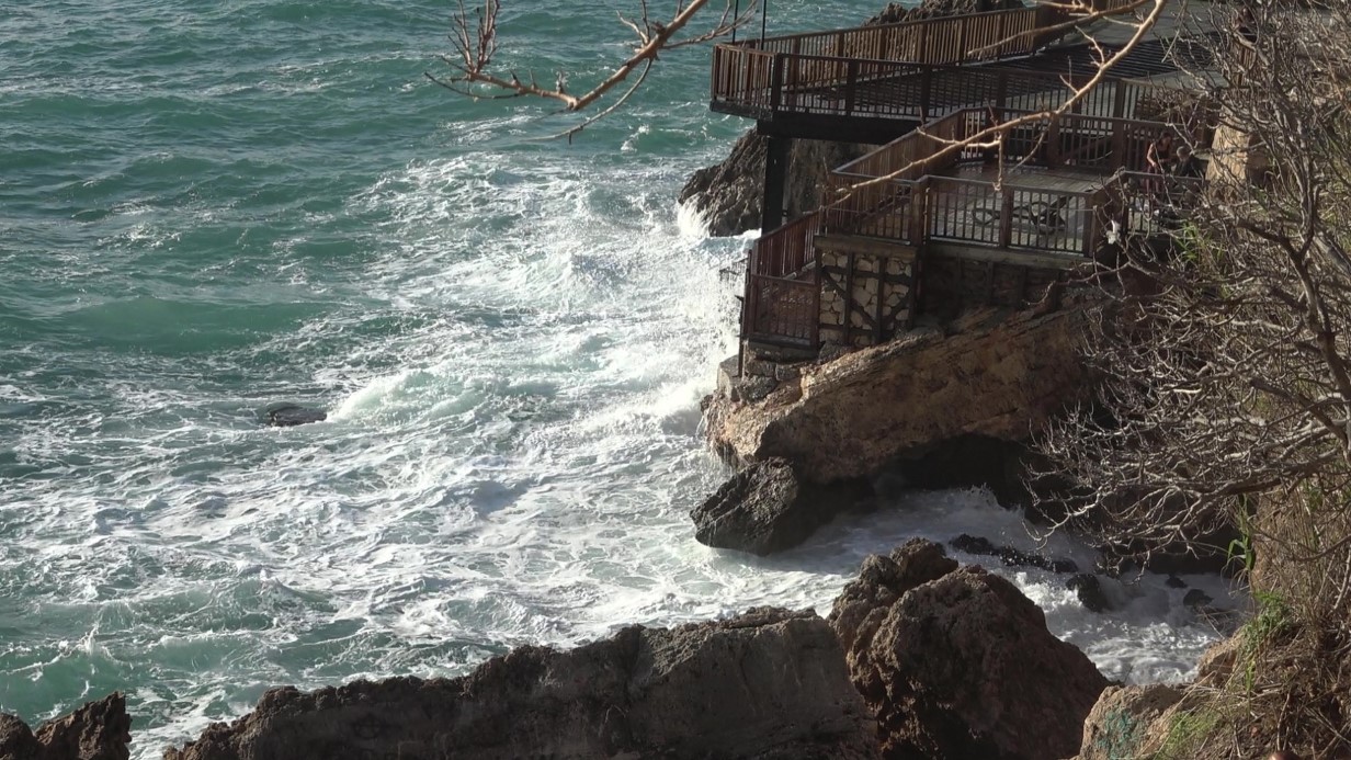 Dalgalarla boğuşan 2 kişiyi deniz polisi kurtardı