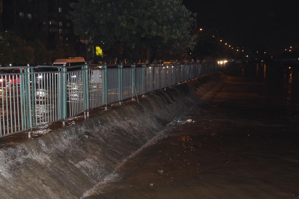 Adana’da gece bastıran sağanak yağış yolları göle çevirdi