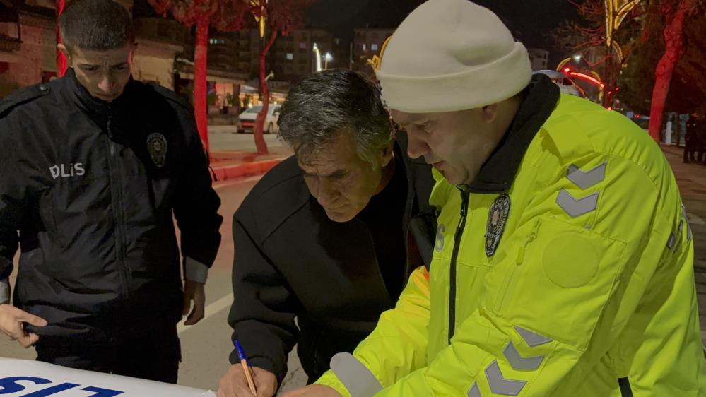 2.14 promil alkolle yakalandı: Gazeteciye el sallayıp yüzüne tükürdü