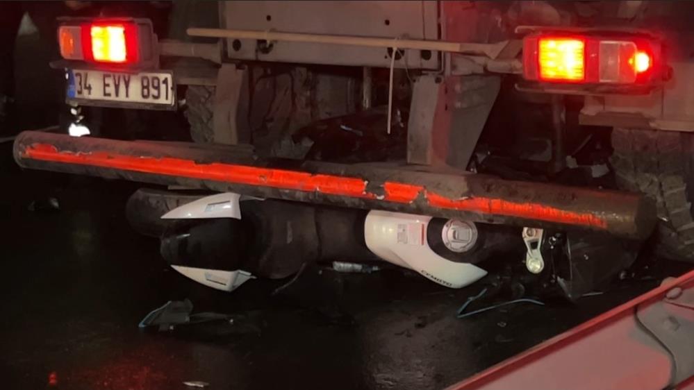 Küçükçekmece’de seyir halindeki motosiklet, temizlik aracının altına girdi: 2 ölü