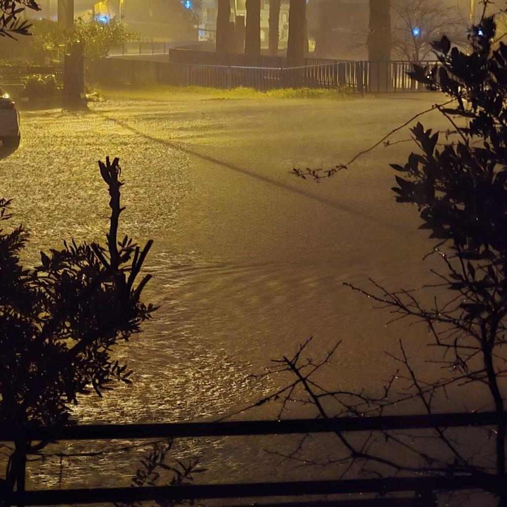 İzmir’de dereler taştı: Yeni Foça’yı su bastı