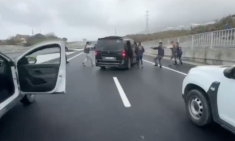 Silahla tehdit edilerek evine girilen kadının ellerini bağlayıp yüz tanıma sistemiyle hesabından 18 bin euro çektiler