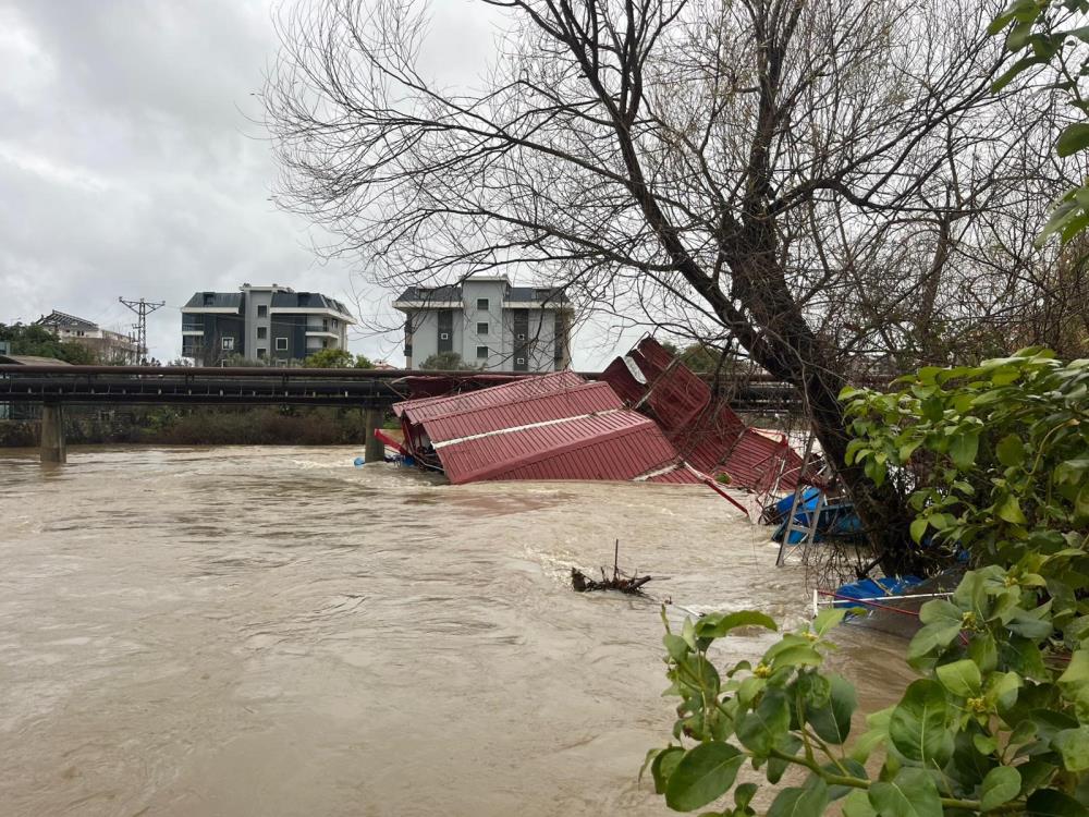 Dimçayı taştı, işletmeler su altında kaldı hasarın boyutu dronla görüntülendi