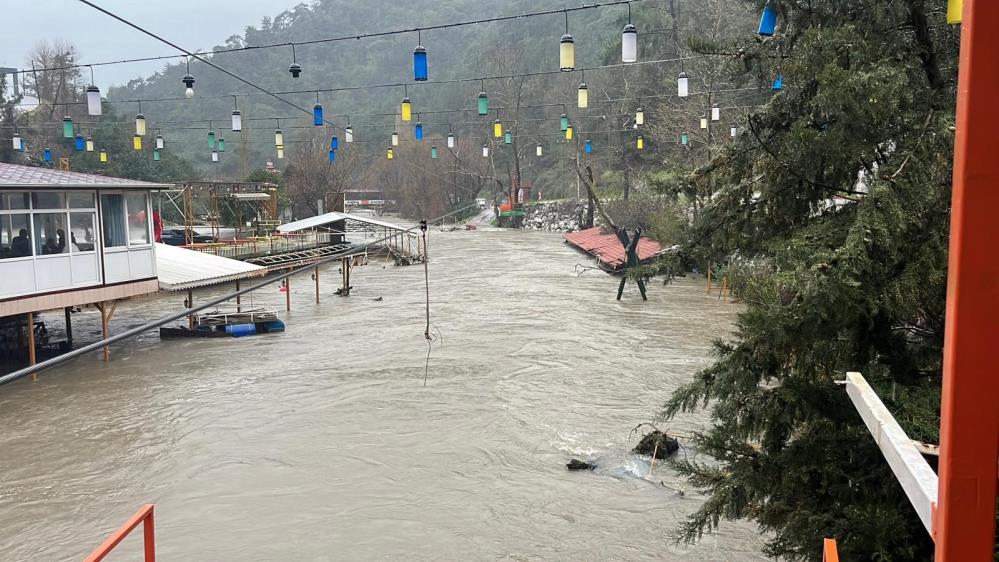 Dimçayı taştı, işletmeler su altında kaldı hasarın boyutu dronla görüntülendi