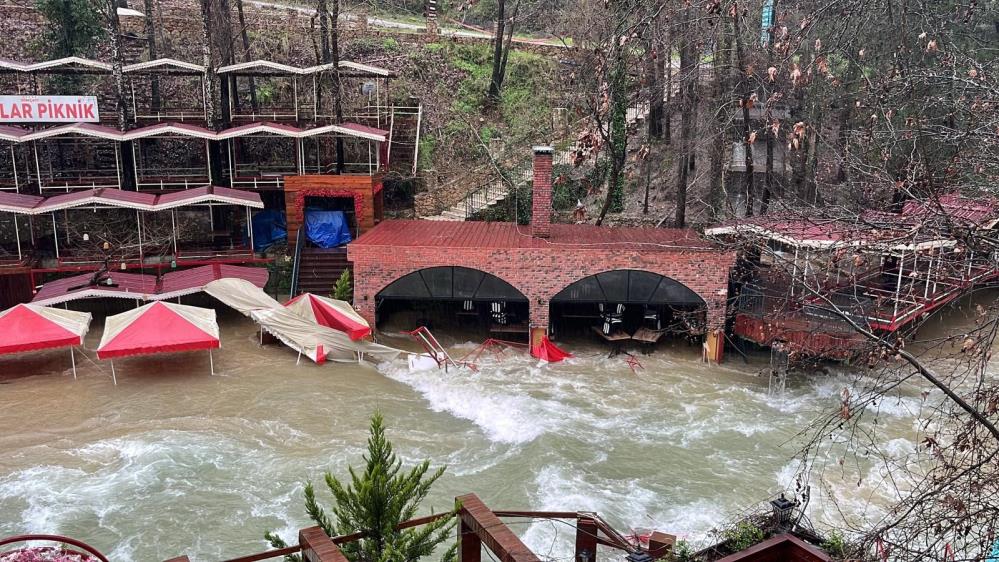 Dimçayı taştı, işletmeler su altında kaldı hasarın boyutu dronla görüntülendi