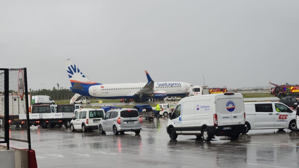 Antalya Havalimanı’nda uçakta yerinden çıkan teker kanadı parçaladı: Korkutan kaza ucuz atlatıldı