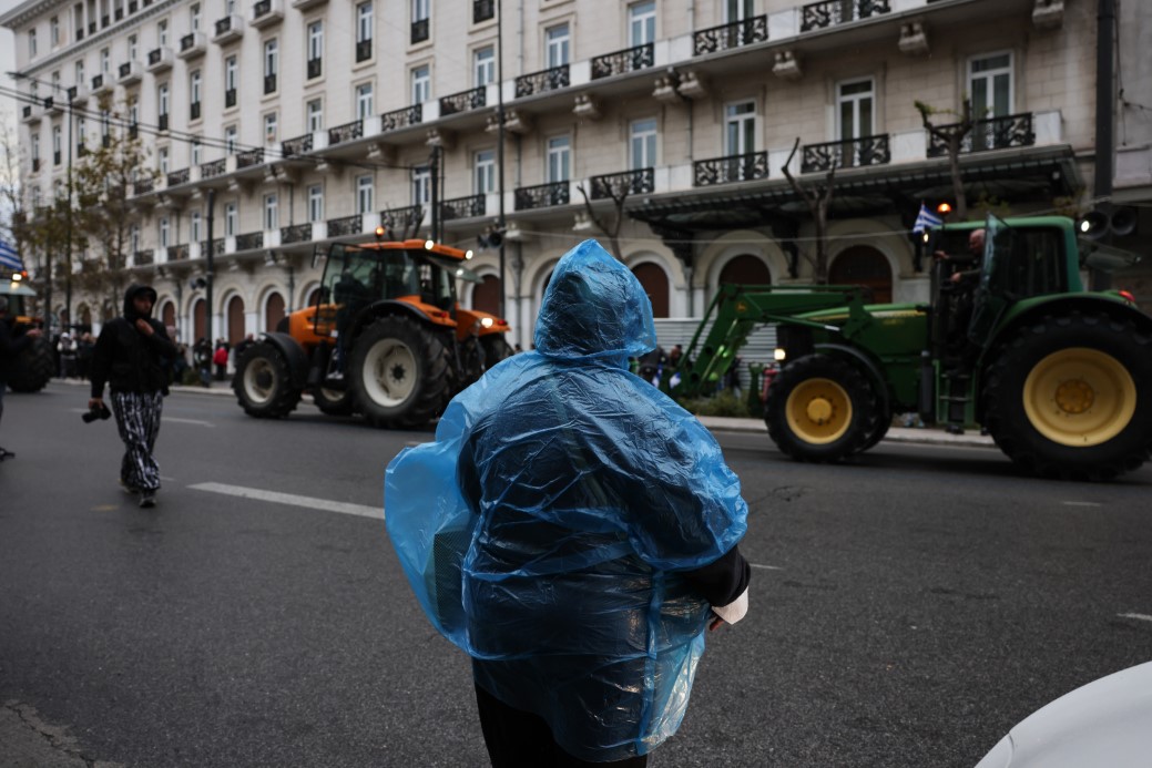 Atina’da çiftçilerden, parlamento binası önünde traktörlü protesto