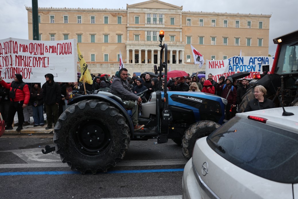 Atina’da çiftçilerden, parlamento binası önünde traktörlü protesto