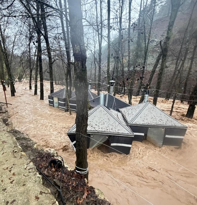 Sağanak Mersin’i vurdu: Dereler taştı, restoran sular altında kaldı