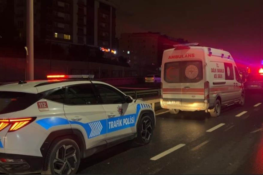 Küçükçekmece’de seyir halindeki motosiklet, temizlik aracının altına girdi: 2 ölü