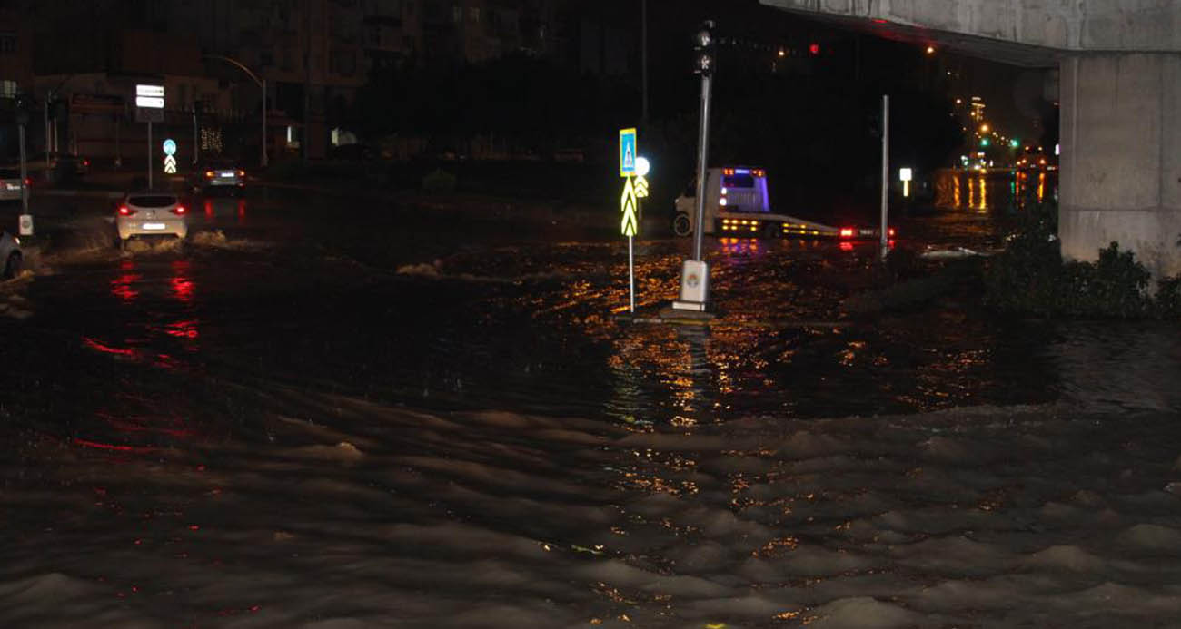Adana’da gece bastıran sağanak yağış yolları göle çevirdi