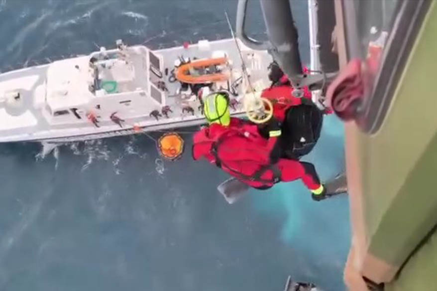 Milli Savunma Bakanlığı: "İzmir açıklarında 2 kazazede sağ kurtarıldı"