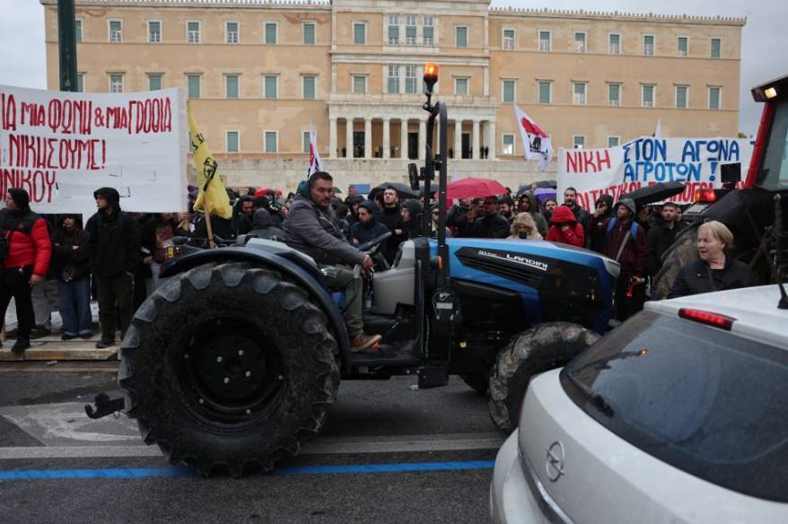 Atina’da çiftçilerden, parlamento binası önünde traktörlü protesto