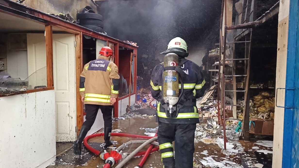 Ordu’da market deposunda yangın