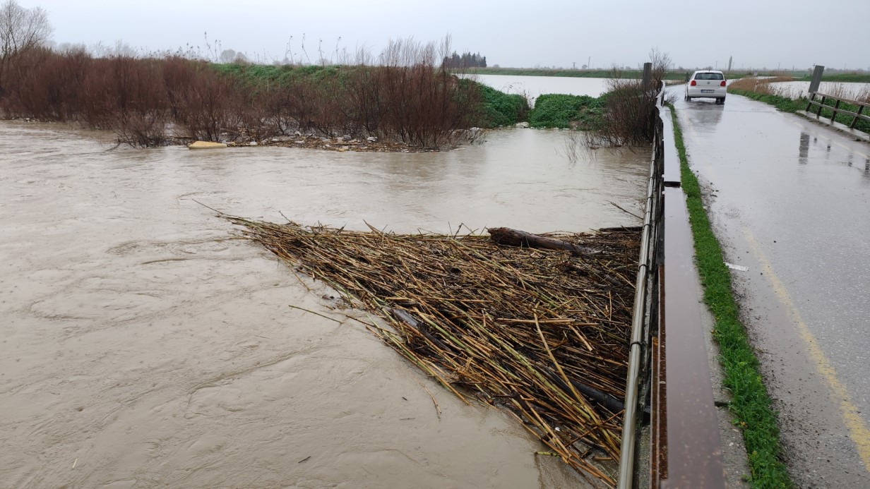 Gediz Nehri taştı, köprüler alarm veriyor