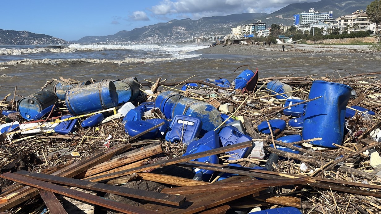 Taşan çaydaki işletme yıkıldı, sulara kapılmak üzere olan bir köpek son anda kurtarıldı