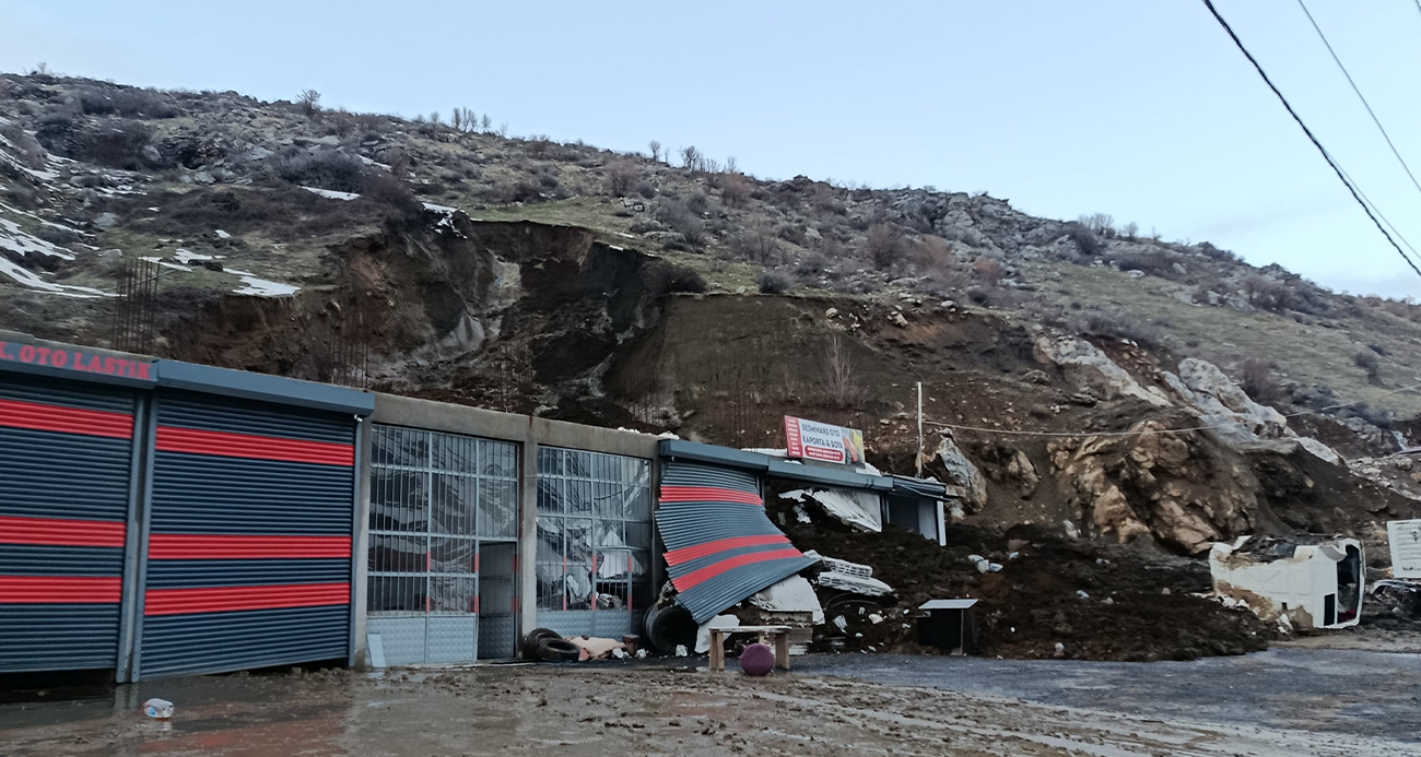 Bitlis’te heyelan: Sanayi sitesindeki dükkan toprak yığını altında kaldı