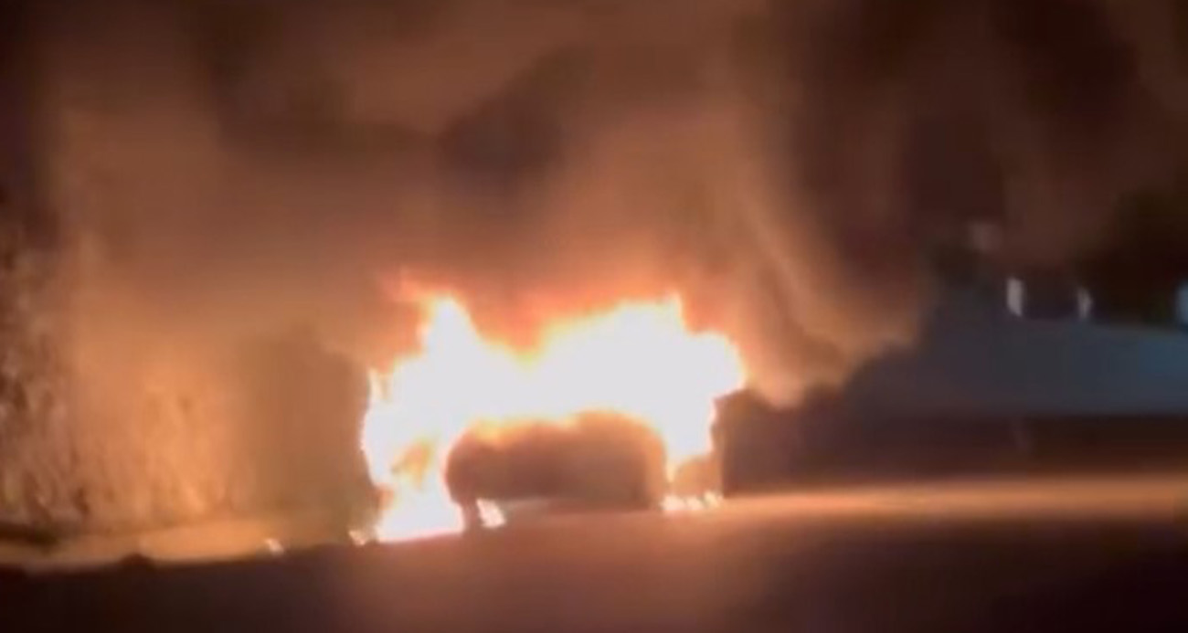 Bursa’nın Mudanya ilçesinde seyir halindeki bir otomobil, motor kısmından çıkan dumanların ardından alev aldı.
