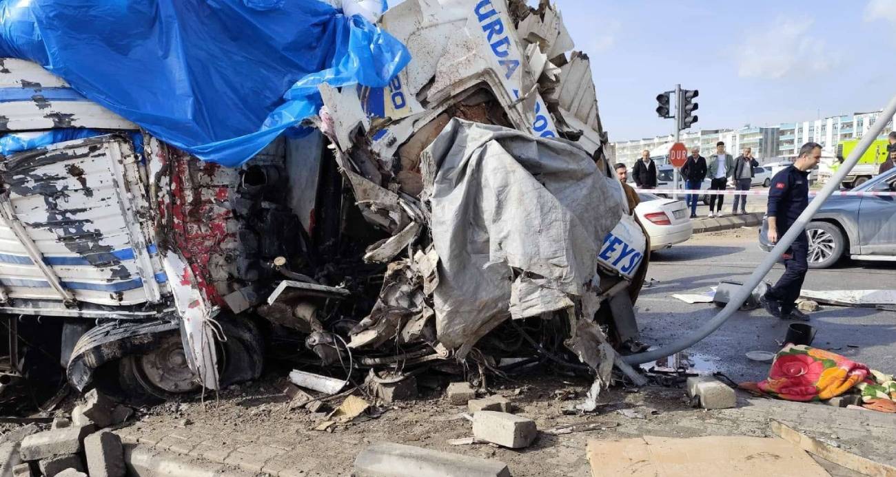 Şanlıurfa’da freni patlayan kamyon araçların arasına daldı: 1 ölü, 3 yaralı