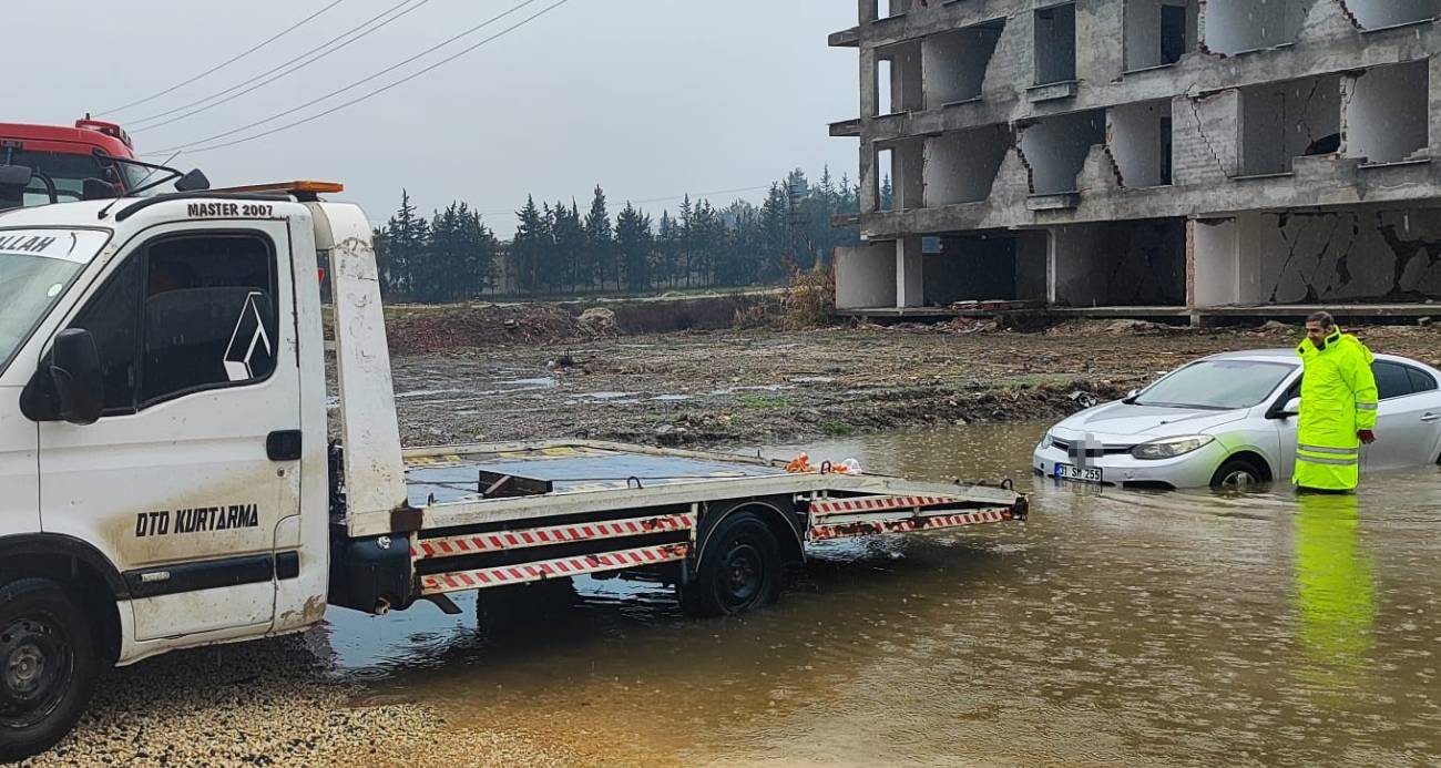 Hatay’da yağışla birlikte yollar göle döndü, araçlar mahsur kaldı