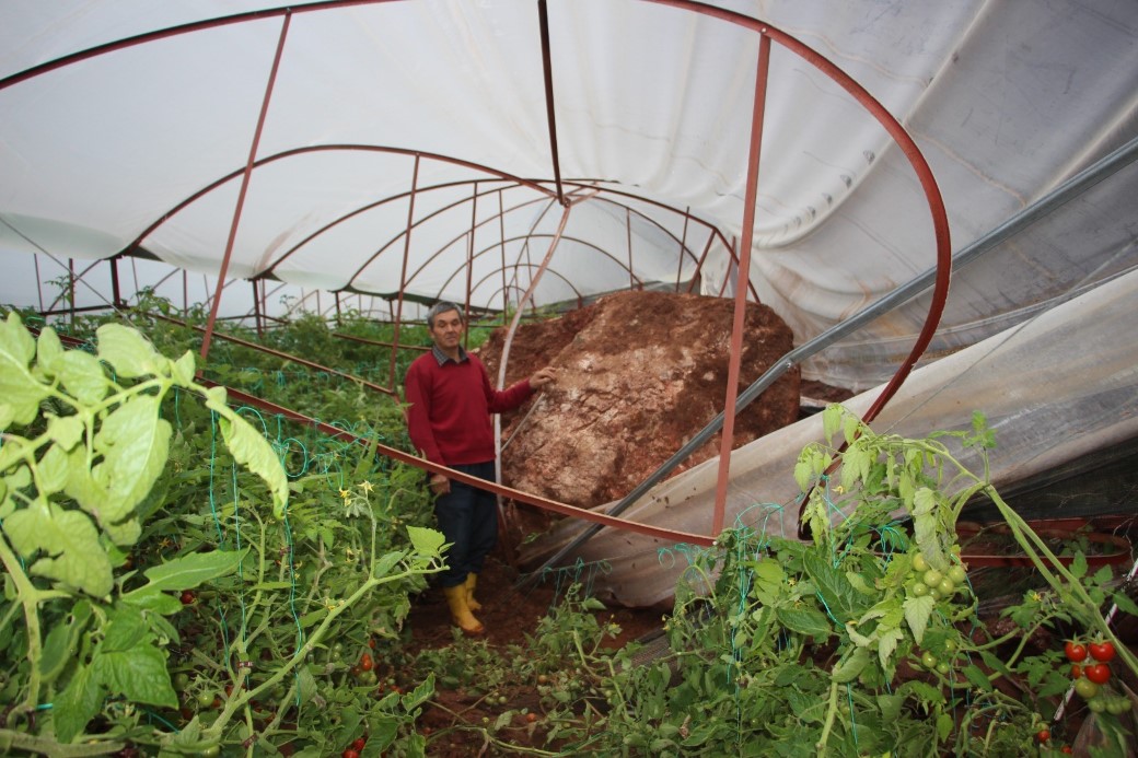 Antalya’da heyelan evlerin duvarlarını çatlattı, seralara dev kayalar düştü