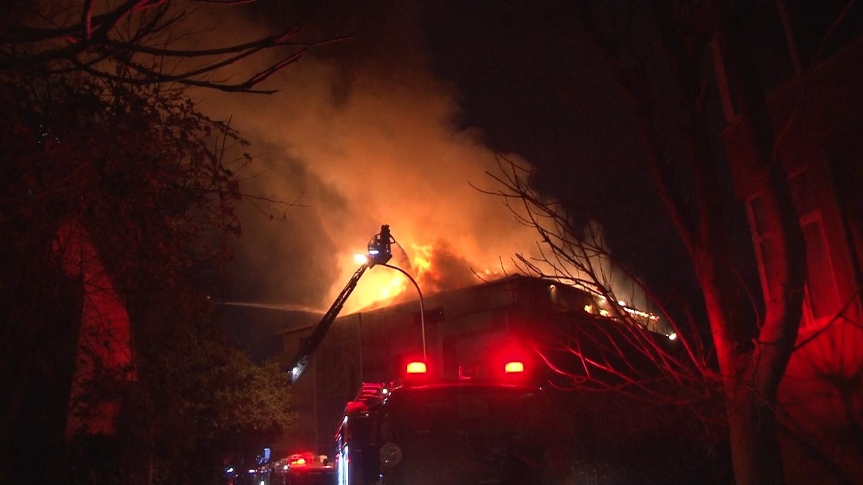 Üsküdar’da iki katlı metruk bina alev alev yandı
