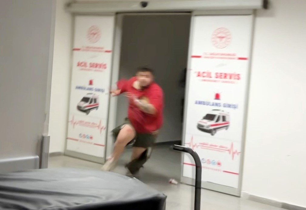 Bıçaklanarak yaralandılar, sedyeden atlayıp gazetecilere saldırdılar: O anlar kamerada