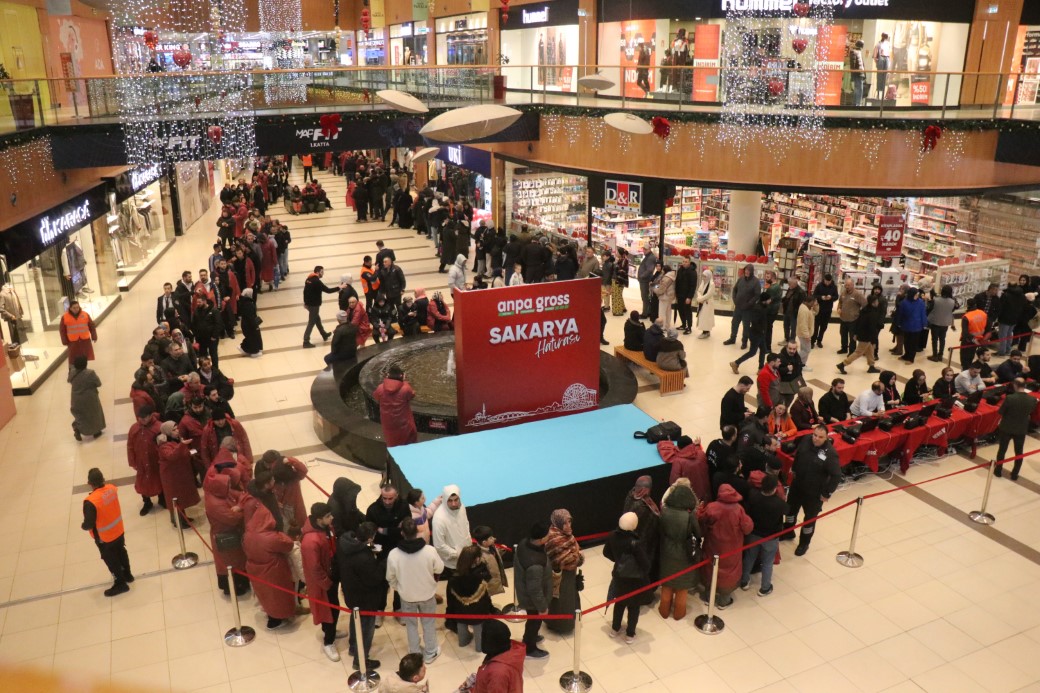 Sakarya’da şube açan dev perakende zincirinin teknoloji ürünlerinde yaptığı büyük indirimler ve ilk bin kişiye bin liralık hediye çeki kampanyası, kentte büyük yankı uyandırdı. Açılıştan saatler önce mağaza önünde toplanan vatandaşlar, çadır kurup mağaza açılışına kadar bekledi.