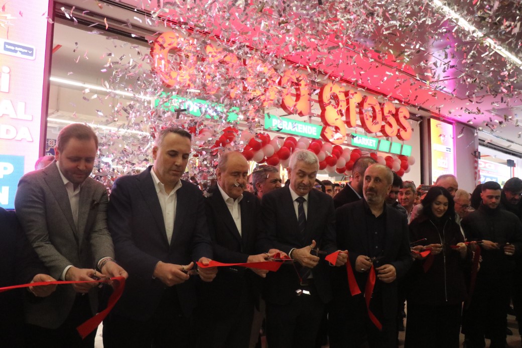 İndirim için geceden çadır kurup 8 saat yağmur altında beklediler