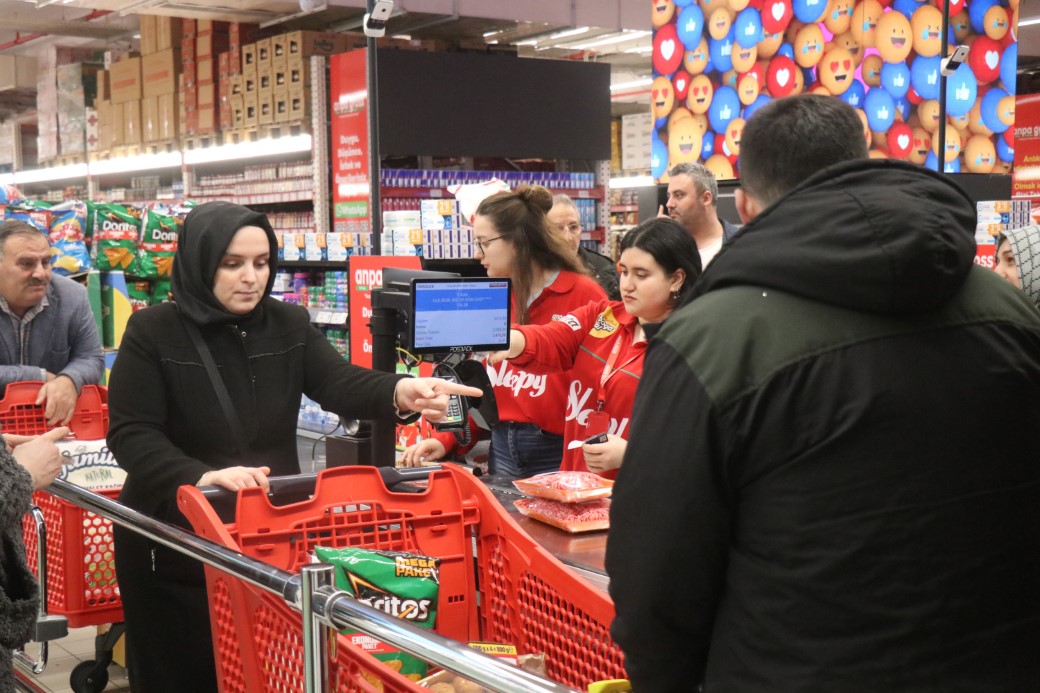İndirim için geceden çadır kurup 8 saat yağmur altında beklediler