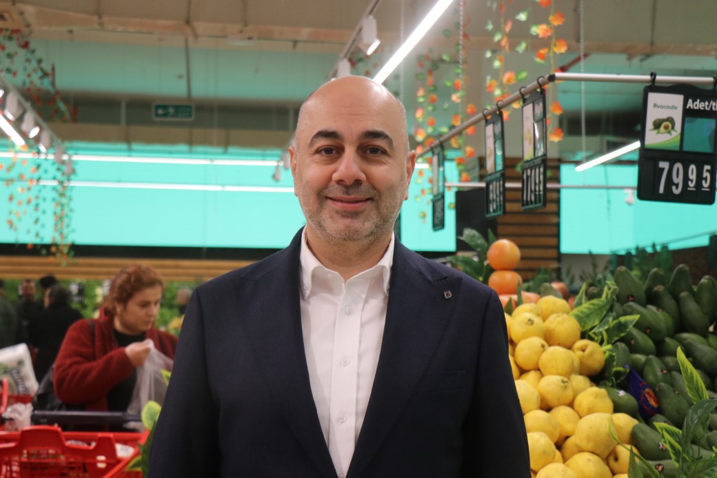 İndirim için geceden çadır kurup 8 saat yağmur altında beklediler