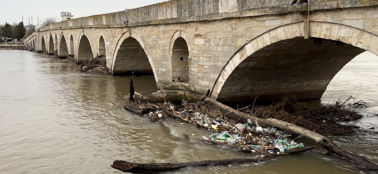 Tarihi Meriç Köprüsü atıklara teslim oldu