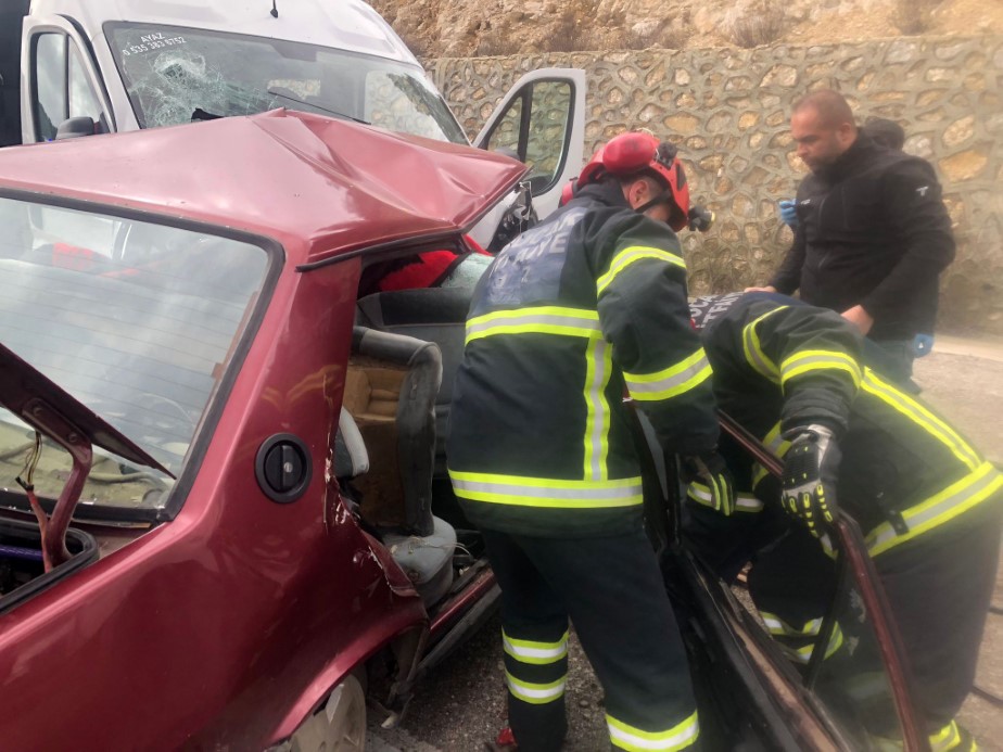 Minibüs ile otomobil kafa kafaya çarpıştı: 2 ölü, 4 yaralı