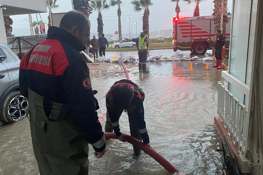 İzmir’de 50 yılda bir görülen meteorolojik tablo: Dalgalar 1 metreye ulaştı