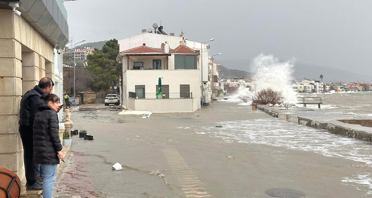 Ayvacık’ta kara ile deniz birleşti