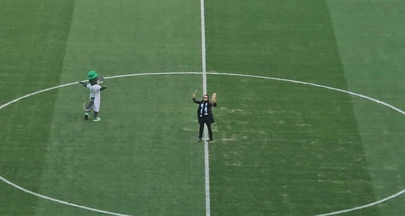 Bursaspor-Kırklarelispor maçı öncesinde tribünlerin simgesi haline gelen "Cendere" şovu, bu kez şarkının sahibi Gökhan Kırdar’ın yönetiminde gerçekleşti.