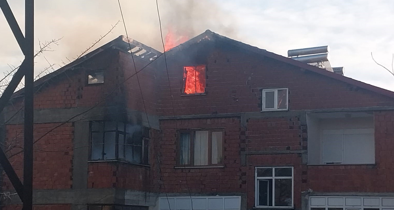 Zonguldak’ta 6 katlı binanın çatısı alev alev yandı